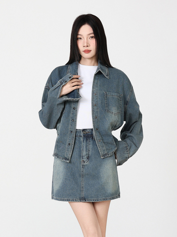 Derékon szűkítő fazonú hosszú ujjú farmer felső és denim szoknya szett