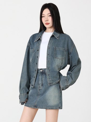 Derékon szűkítő fazonú hosszú ujjú farmer felső és denim szoknya szett