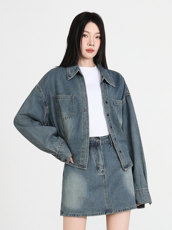 Derékon szűkítő fazonú hosszú ujjú farmer felső és denim szoknya szett