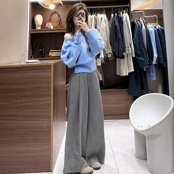 Ženski pleteni set s otvorenim ramenima i kosim ovratnikom – korejski chic, opuštena silueta, rano jesen.