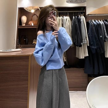 Ženski pleteni set s otvorenim ramenima i kosim ovratnikom – korejski chic, opuštena silueta, rano jesen.