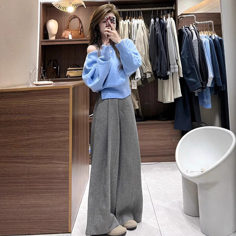 Ženski pleteni set s otvorenim ramenima i kosim ovratnikom – korejski chic, opuštena silueta, rano jesen.