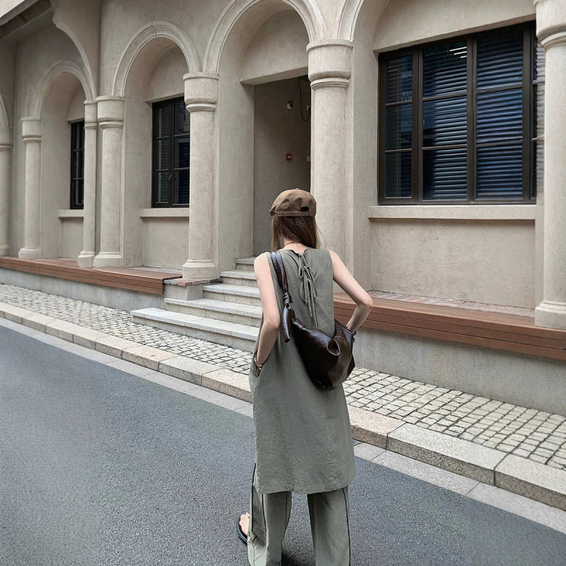 Ženski laneni bezrukavni kostim u Old Money stilu, ljetna moda, set s prslukom, haljinom i hlačama