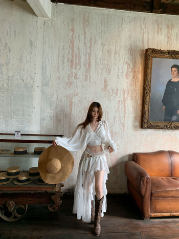 Francuski stil: elegantan i chic komplet za odmor na otoku — bluza s V-izrezom i puff rukavima te duga suknja