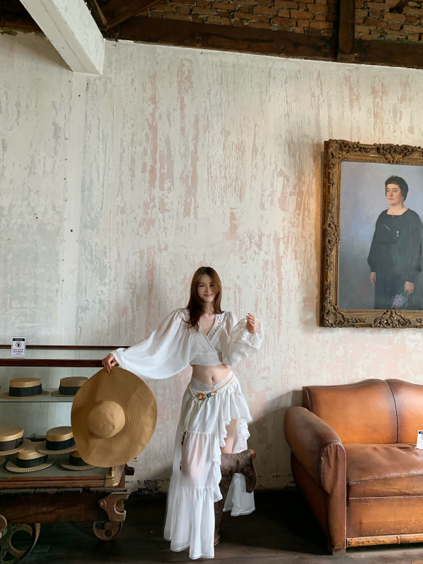 Francuski stil: elegantan i chic komplet za odmor na otoku — bluza s V-izrezom i puff rukavima te duga suknja