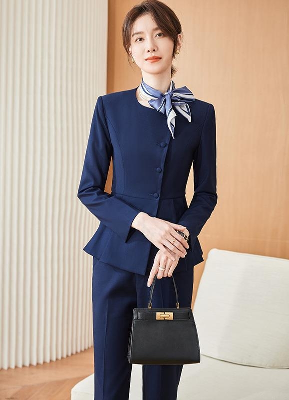 Elegantan ženski kostim voditeljici za snimanje — plavi profesionalni odijelo sa sakoom i suknjom