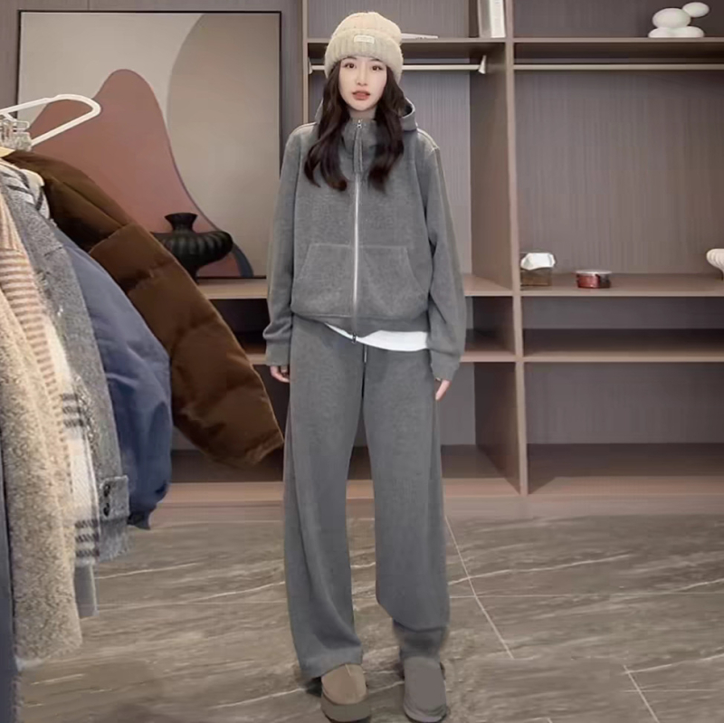 Ženski dvodijelni set: sivi uski sweatshirt i široke hlače, proljeće 2026, casual sportski stil