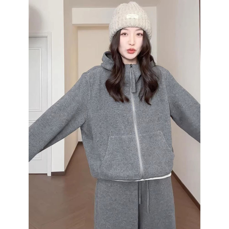 Ženski dvodijelni set: sivi uski sweatshirt i široke hlače, proljeće 2026, casual sportski stil