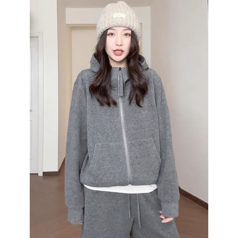 Ženski dvodijelni set: sivi uski sweatshirt i široke hlače, proljeće 2026, casual sportski stil