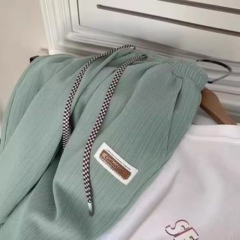 Muške sportske hlače s waflovim uzorkom, slobodnog kroja, ravne, visokog struka, široke nogavice, s etiketom, casual stil.