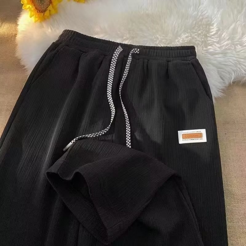 Muške sportske hlače s waflovim uzorkom, slobodnog kroja, ravne, visokog struka, široke nogavice, s etiketom, casual stil.