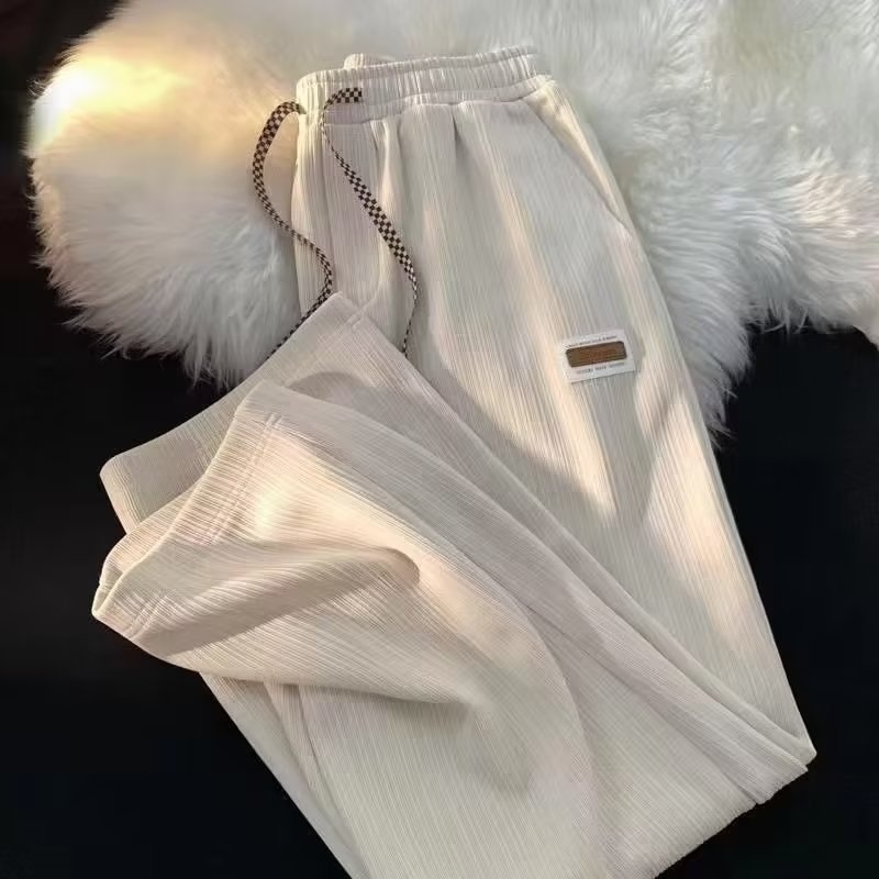 Muške sportske hlače s waflovim uzorkom, slobodnog kroja, ravne, visokog struka, široke nogavice, s etiketom, casual stil.