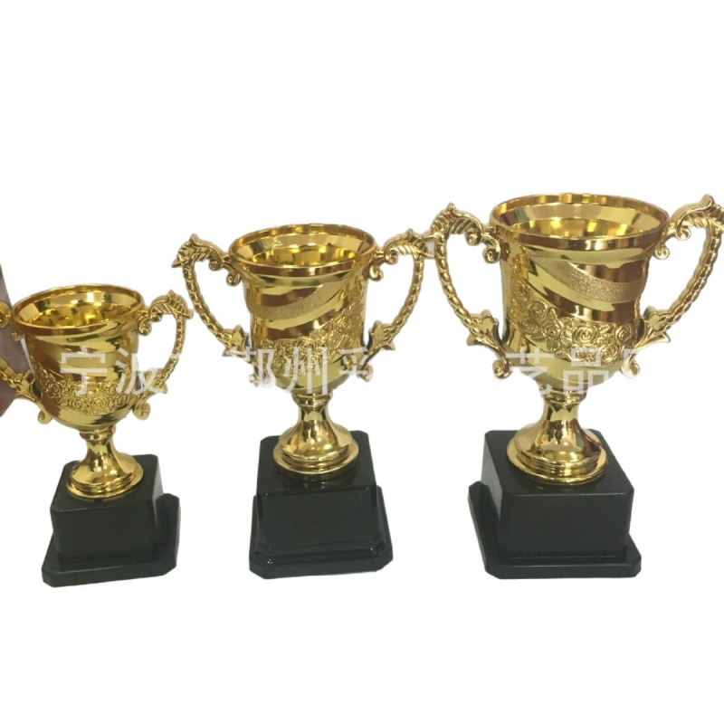 Plastična trofeja s kvadratnom bazom i motivom pivonije, bez poklopca, za djecu
