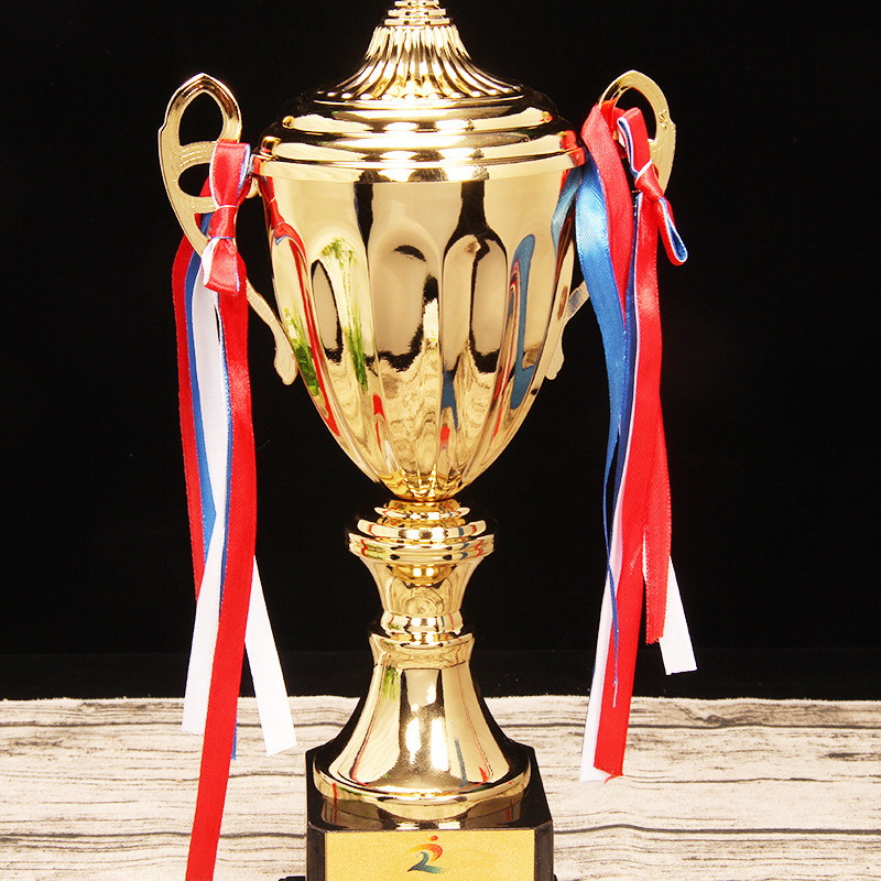 Metalni trofej s kreativnim dizajnom za nagrade i natjecanja, pogodan za korporativne godišnje sastanke; mogućnost prilagodbe logotipa