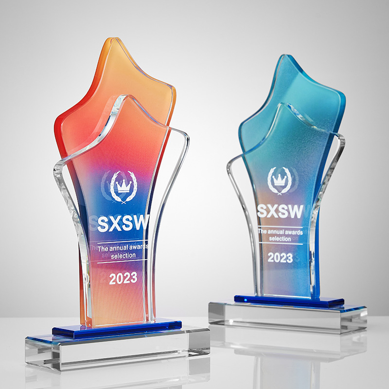 Kristalni trofej s kolor logotipom – nagrada za tim i suvenir za zaposlenike, pogodno za godišnje sastanke