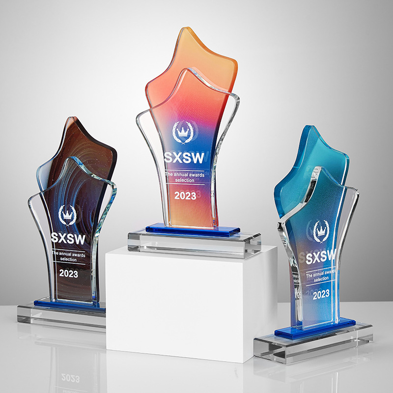 Kristalni trofej s kolor logotipom – nagrada za tim i suvenir za zaposlenike, pogodno za godišnje sastanke