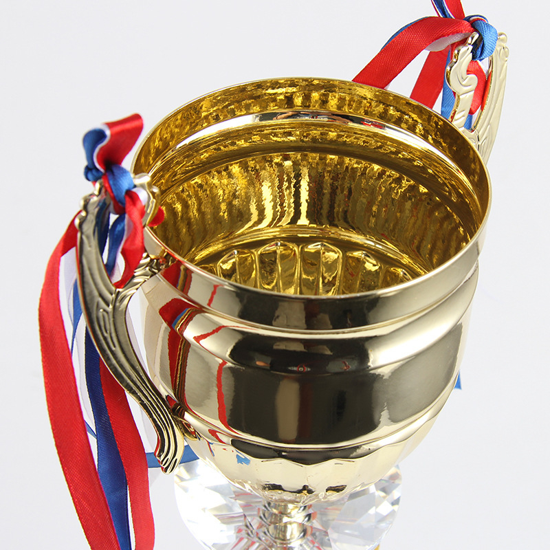 Metalni trofej za sportske događaje – prvaci u nogometu i košarci – kreativna nagrada za školske sportske događaje