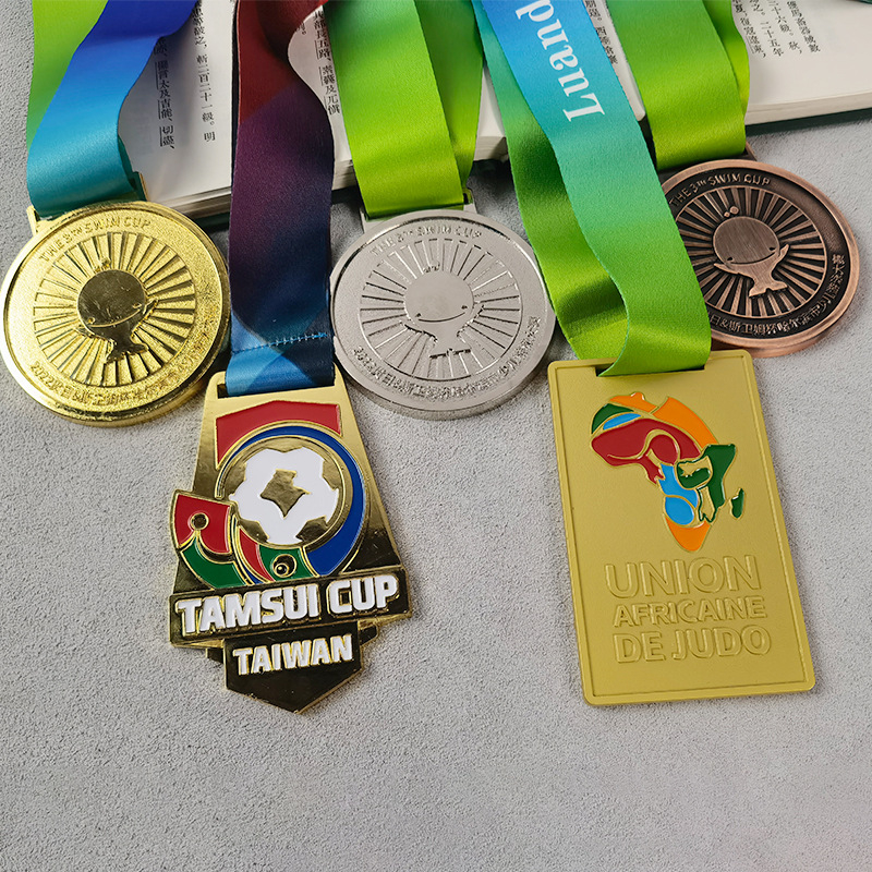 Prilagodljiva metalna medalja za maraton, u zlatoj i srebrnoj boji
