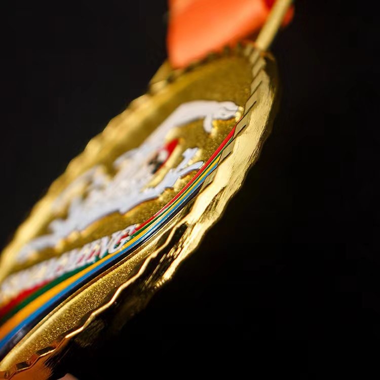 Prilagođene metalne medalje za razna natjecanja, medalje s mat završnom obradom za trčanje i maraton, čestitarske medalje za nošenje oko vrata, izrađene po narudžbi