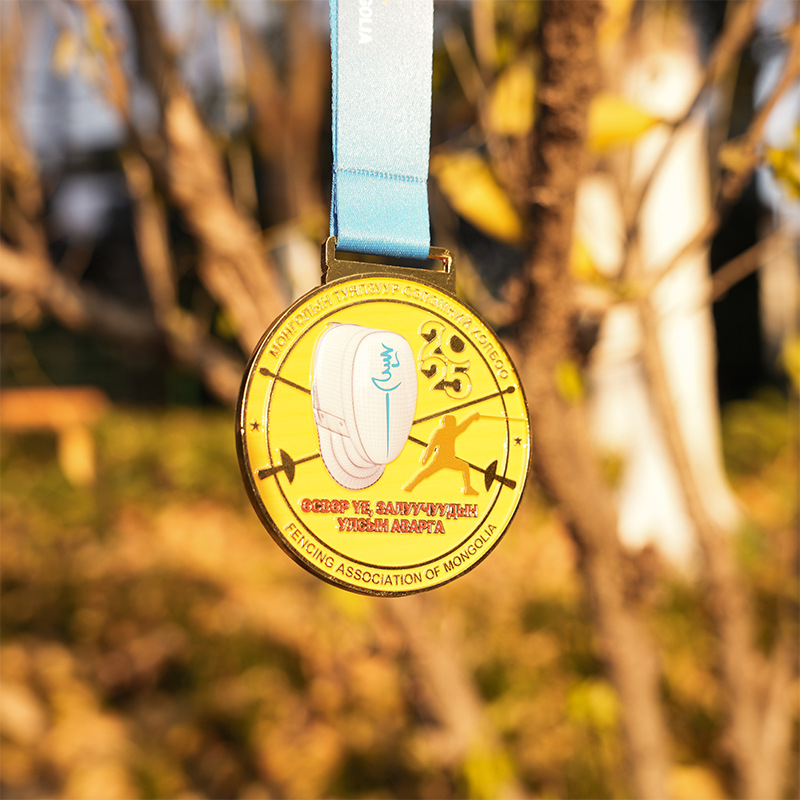 Personalizirana medalja za sportske događaje: maraton, planinarenje i trčanje – memorijalna medalja, zlatno obložena