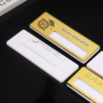 24K pozlátený nerezový identifikačný odznak pre zamestnanca s kolíkom, na mieru