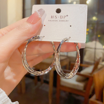Minimalističke metalne hoop naušnice sa zavijenim dizajnom, europsko-američki stil, lagani luksuz, chic, visoka kvaliteta