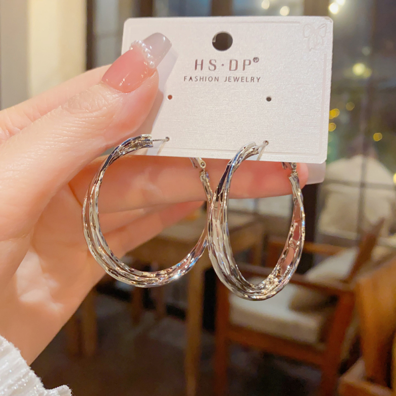 Minimalističke metalne hoop naušnice sa zavijenim dizajnom, europsko-američki stil, lagani luksuz, chic, visoka kvaliteta