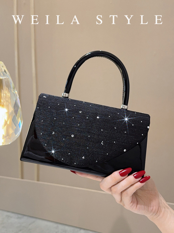 Crna sjajna večernja torbica s kaišem za rame i crossbody, ukrašena kristalima
