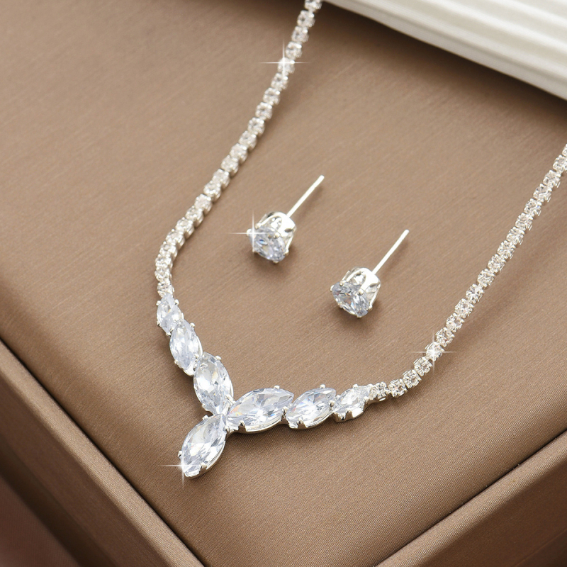 Set ogrlice i naušnica s cirkonima i rhinestones — lagani luksuz za žene, elegantan lančić na ključnu kost, ljeto 2024