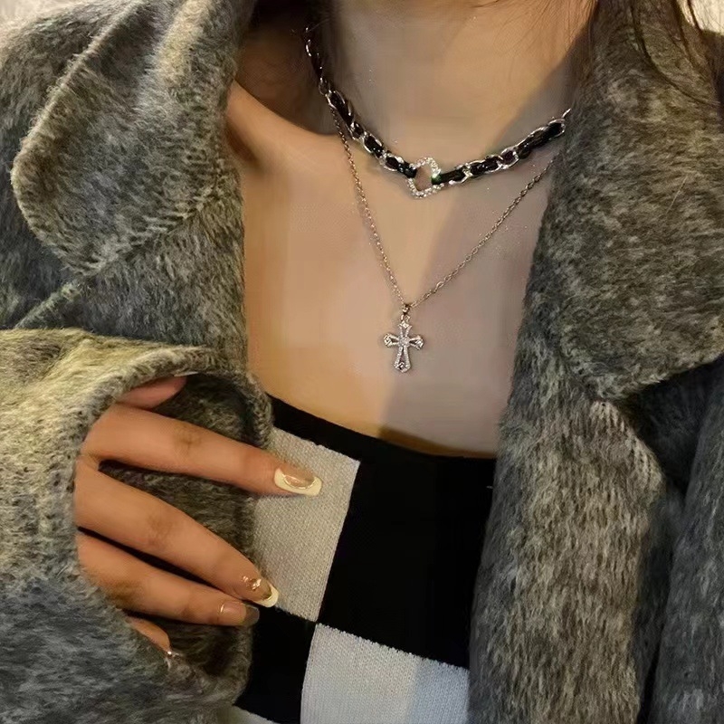 Dvostruko slojevita kožna ogrlica s križem, ženski model — pank-gotički stil, lagani luksuz, nišni dodatak