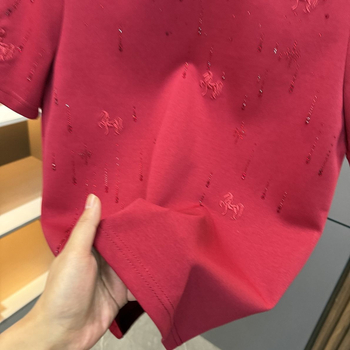 Férfi rhinestone rövid ujjú póló, piros, kerek nyakú, könnyed luxus, hétköznapi felső.