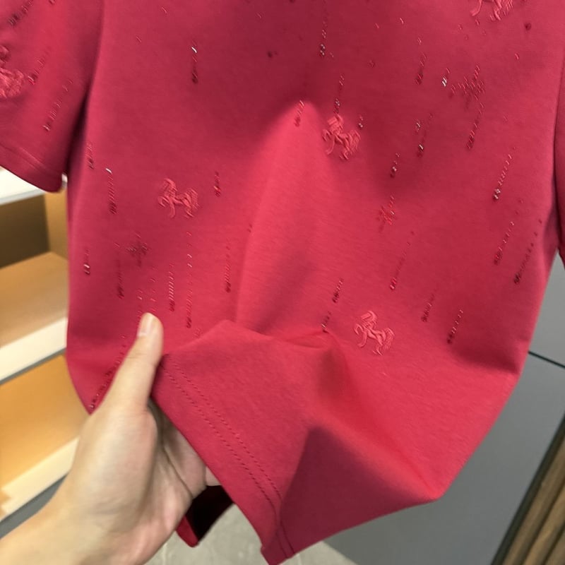 Férfi rhinestone rövid ujjú póló, piros, kerek nyakú, könnyed luxus, hétköznapi felső.