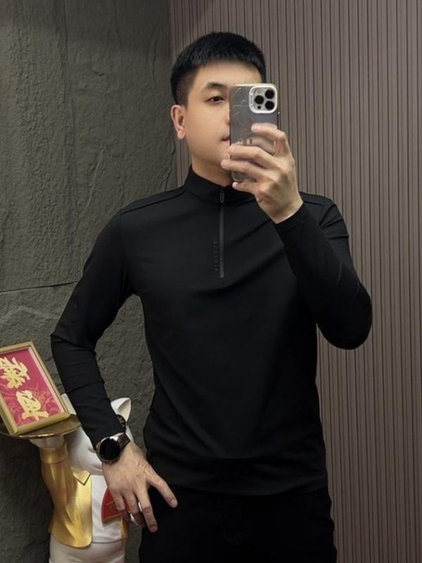 Férfi slim-fit póló fleece-béléssel és fél cipzárral – casual az őszi-téli szezonra