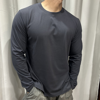 Muška pamukasta T‑majica s dugim rukavima, okrugli vrat, uski kroj, svakodnevni i sportski stil