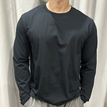 Muška pamukasta T‑majica s dugim rukavima, okrugli vrat, uski kroj, svakodnevni i sportski stil