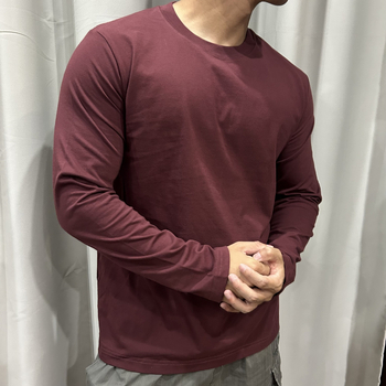 Muška pamukasta T‑majica s dugim rukavima, okrugli vrat, uski kroj, svakodnevni i sportski stil