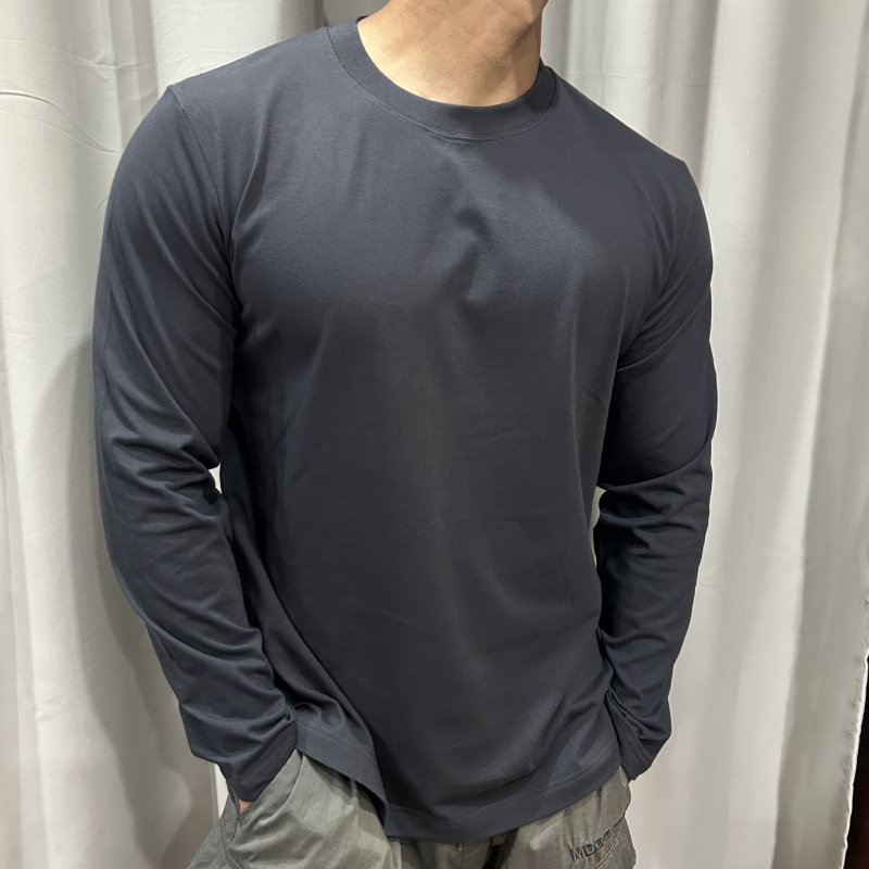 Muška pamukasta T‑majica s dugim rukavima, okrugli vrat, uski kroj, svakodnevni i sportski stil