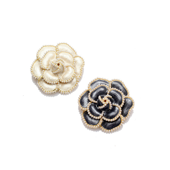 Ženska broš s bisernom kamelijom – Chanel-ov stil, vintage, za sako i džemper