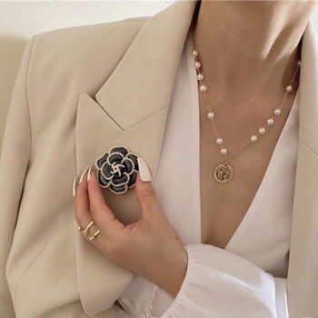 Ženska broš s bisernom kamelijom – Chanel-ov stil, vintage, za sako i džemper