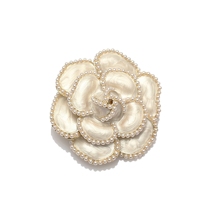 Ženska broš s bisernom kamelijom – Chanel-ov stil, vintage, za sako i džemper