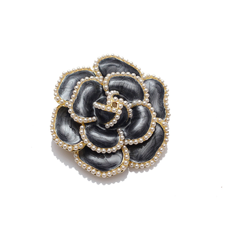Ženska broš s bisernom kamelijom – Chanel-ov stil, vintage, za sako i džemper