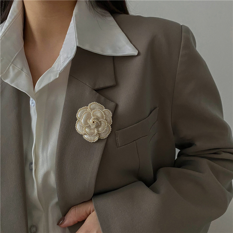 Ženska broš s bisernom kamelijom – Chanel-ov stil, vintage, za sako i džemper