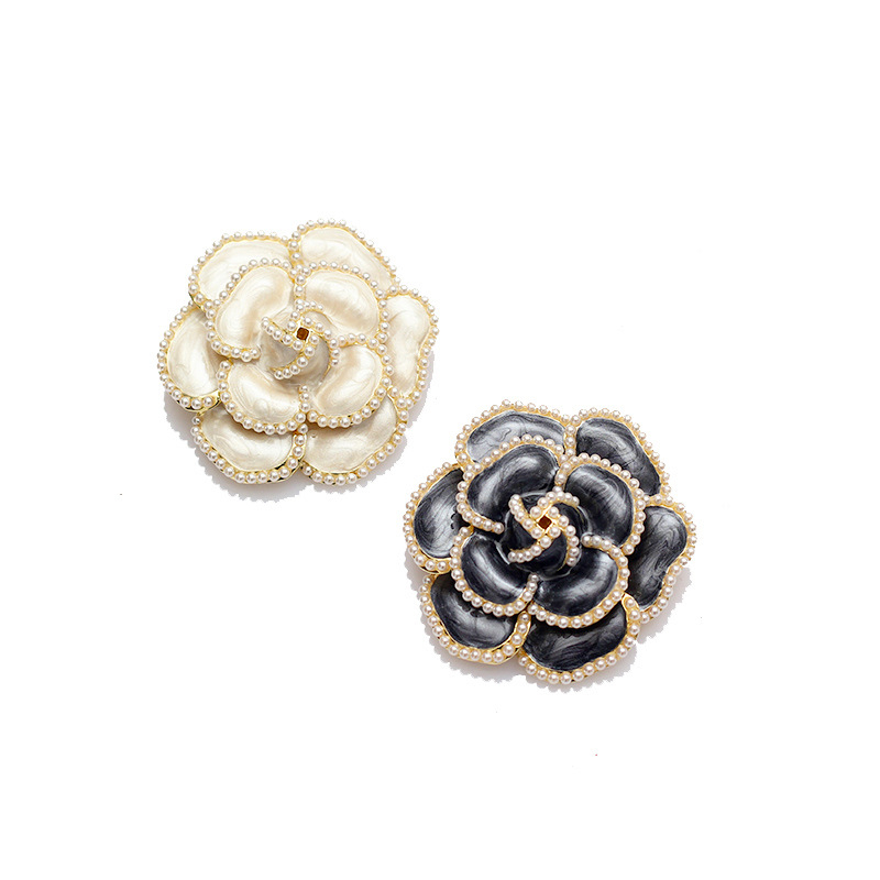 Ženska broš s bisernom kamelijom – Chanel-ov stil, vintage, za sako i džemper