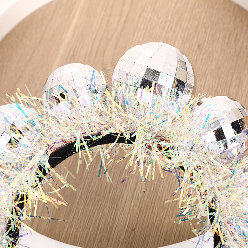 Dječja diadema sa srebrnim kuglicama i sjajnim vlaknima za božićnu zabavu