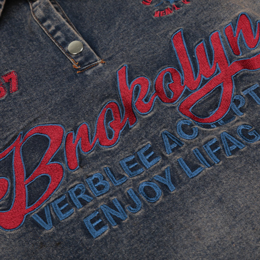 Férfi denim póló ing amerikai vintage stílusban, mosott hatású, rövid ujjú, betűhímzés, póló gallér