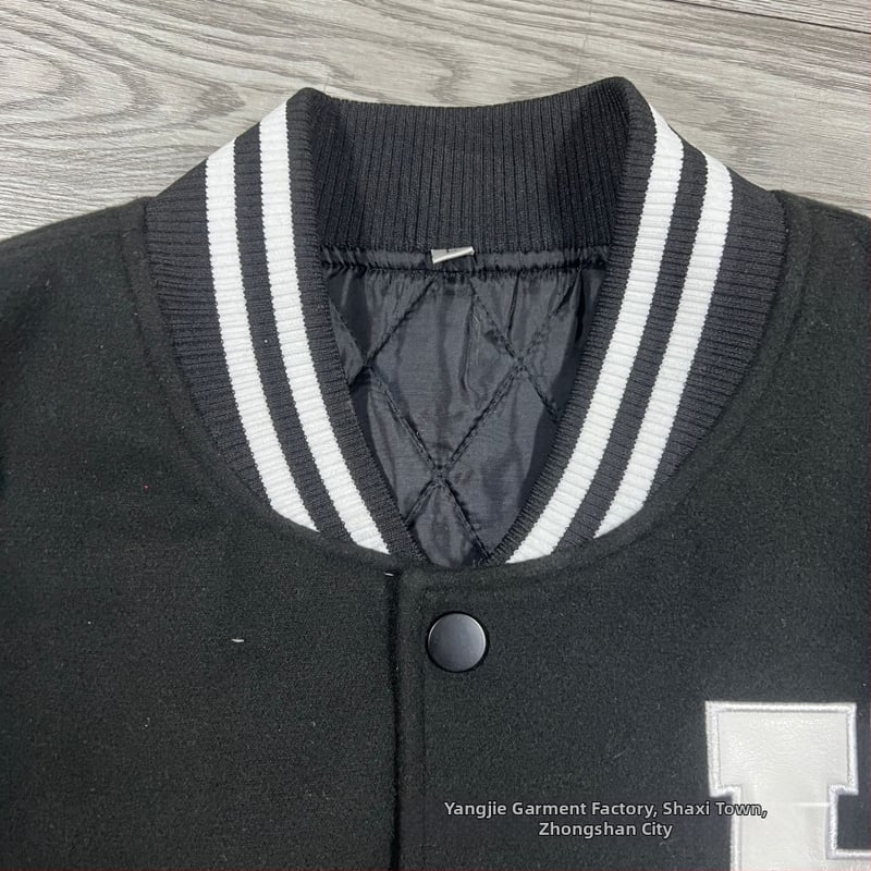 Pánska baseball bunda s patchom a výšivkou na uteráku, voľný strih, PU kožené rukávy, fleecová podšívka, okrúhly golier, jednoradové zapínanie, zimný model