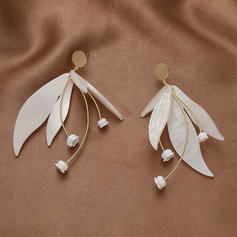Duge naušnice s bijelim cvjetnim laticama, minimalistički dizajn, akrilne latice, čelični postovi, za žene