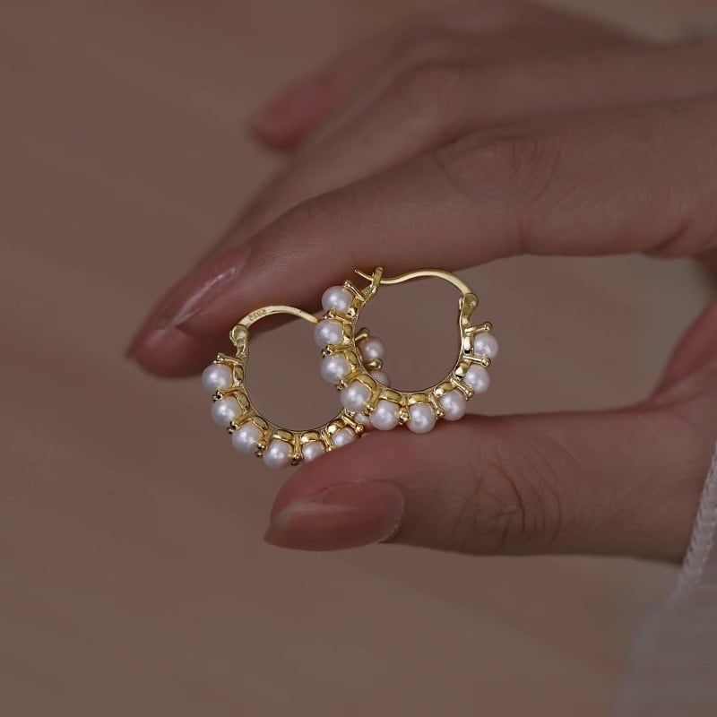 Cercei cu perlă în formă de cerc, design elegant, lux discret, inspirație retro