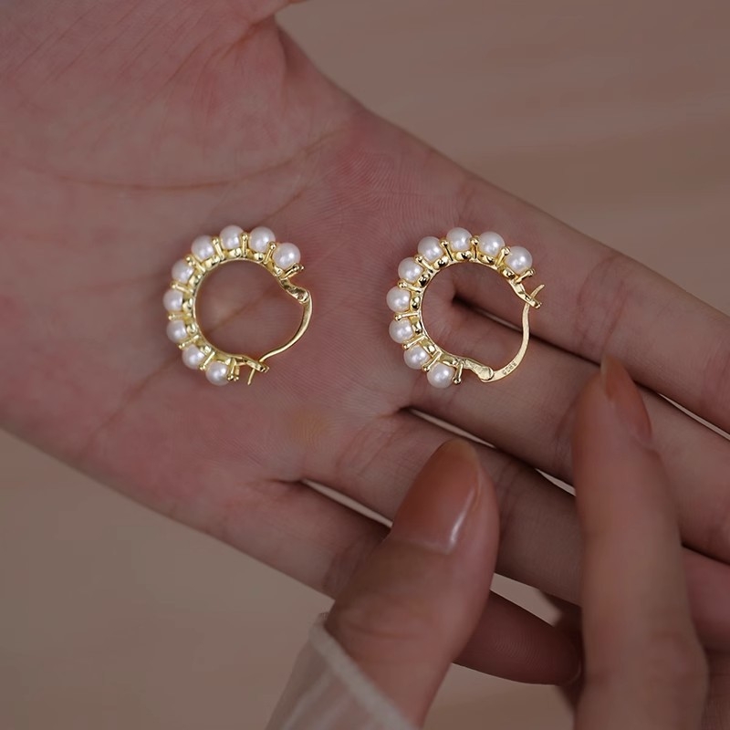 Cercei cu perlă în formă de cerc, design elegant, lux discret, inspirație retro
