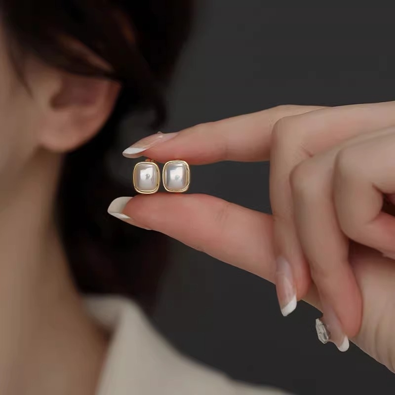 Francuski stil kvadratne biserne naušnice za žene, elegantne visokokvalitetne, proljeće 2025